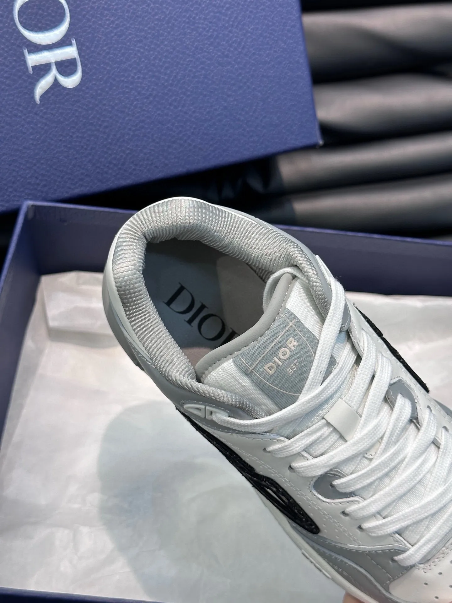 Ex-factory price: 440💰DIOB57 mid-top sneakers are shipped. This B57 mid-top sneaker is a new product in the 2024 spring men's wear series. It reinterprets the basketball shoe design and has become a classic item of Dior. Mid-top lace-up style crafted from color-blocked cow leather with contrasting suede and a CD logo displayed on the side. The tongue is decorated with the Dior B57 logo, and various distinctive details enhance the style. The CD logo eyelet details, upper stitching and rubber panels highlight the dynamic charm of its sports style. With two-color rubber sole, mesh fabric lining and cotton lining for foot padding, the upper foot is comfortable and breathable. Can be paired with a variety of clothing to create a sophisticated look. Code 38-44, (45 can be customized)